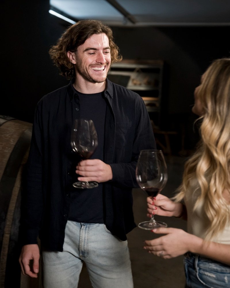 Disfruta de una cata de vino excepcional en Class Action, donde cada copa te lleva a descubrir nuevos sabores y aromas.