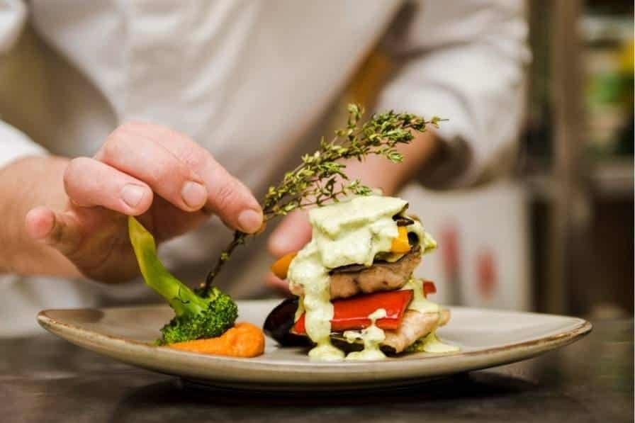 "Plato de cocina fusión con ingredientes frescos y presentación sofisticada."