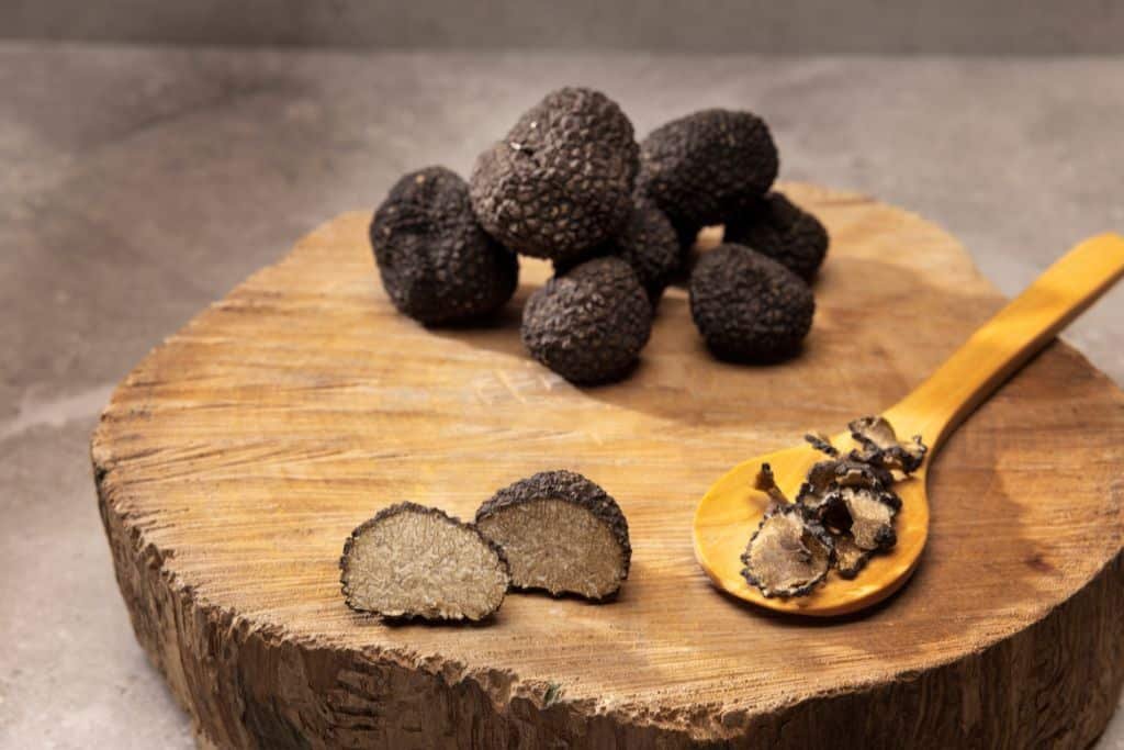Qué es la trufa negra: trufas negras frescas enteras y laminadas